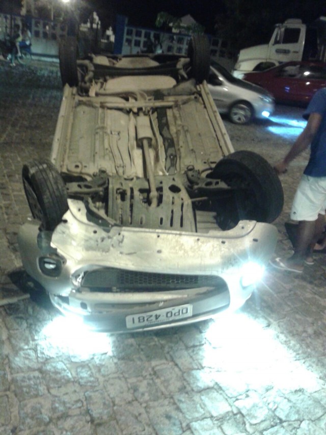 carro capota em itaberaba 2