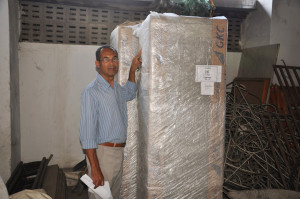 Edvaldo Souza, coordenador da Secretaria de Infraestrutura mostra um dos armários de conexão a ser utilizado no Programa Cidades Digitais