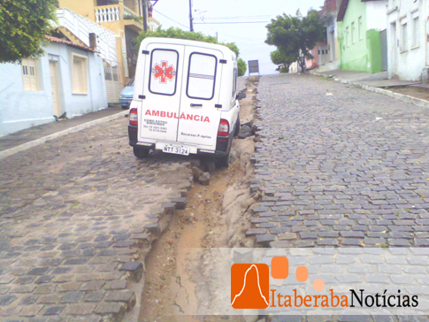 Ambulãncia cai em vala da embasa - Foto: Fernando Santos - 2