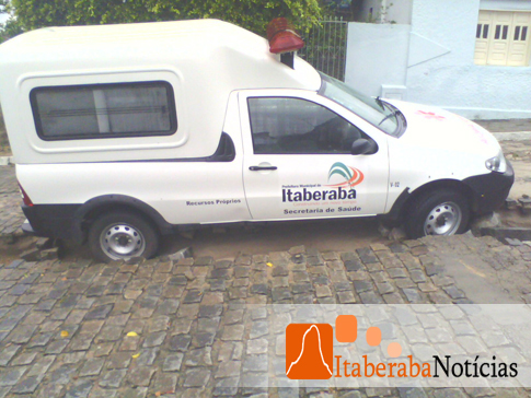 Ambulãncia cai em vala da embasa - Foto: Fernando Santos - 1