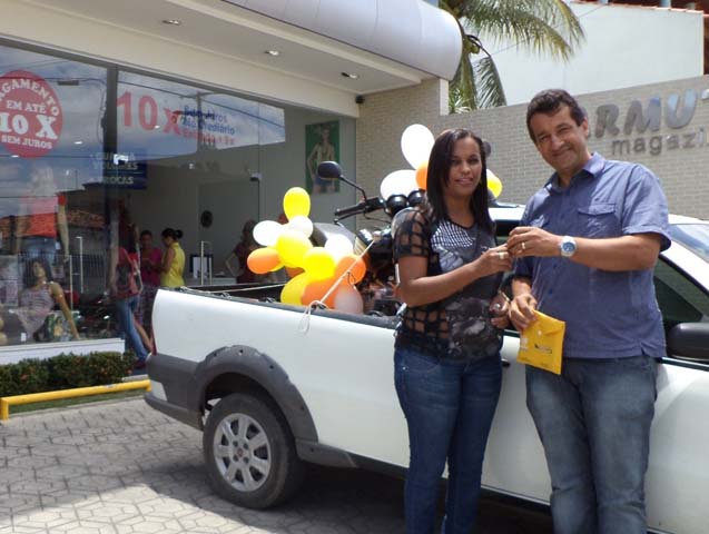 ZENILDO ENTREGANDO AS CHAVES DA MOTO PARA A GANHADORA
