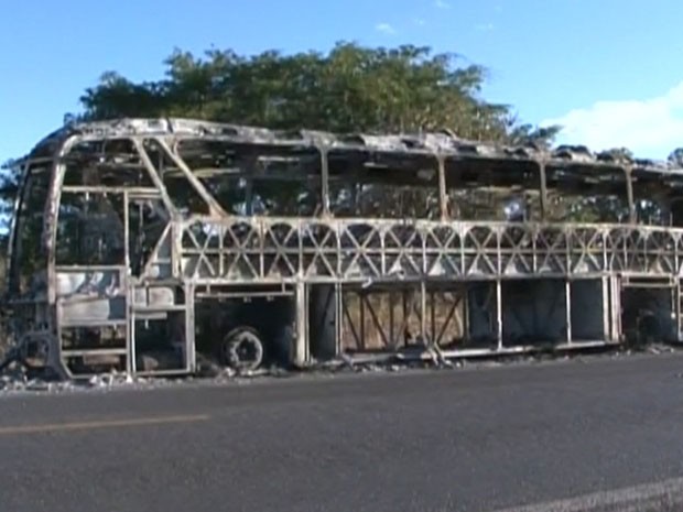 Ônibus com 27 passageiros pega fogo na BR-242