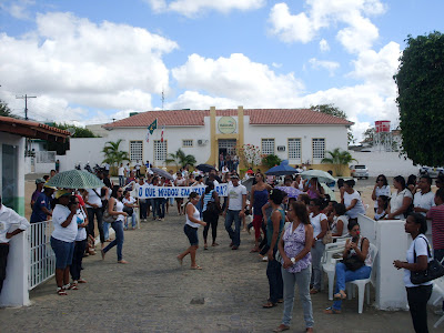 Servidores municipais de Itaberaba se manifestam na porta do gabinete do Prefeito