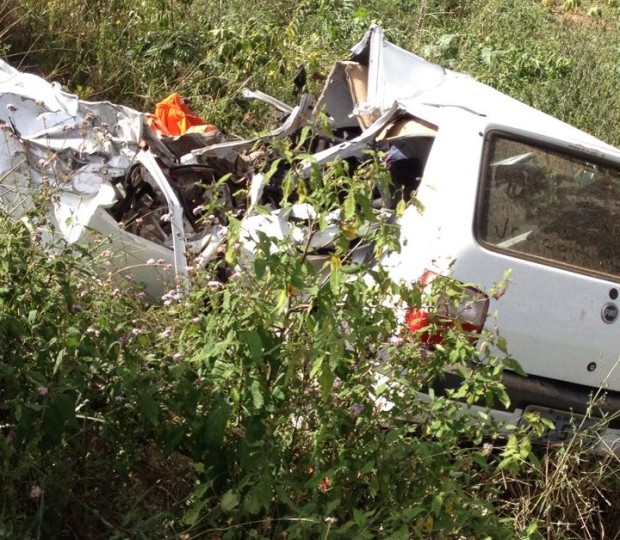 Colisão entre veículos deixa uma pessoa morta na BA-052