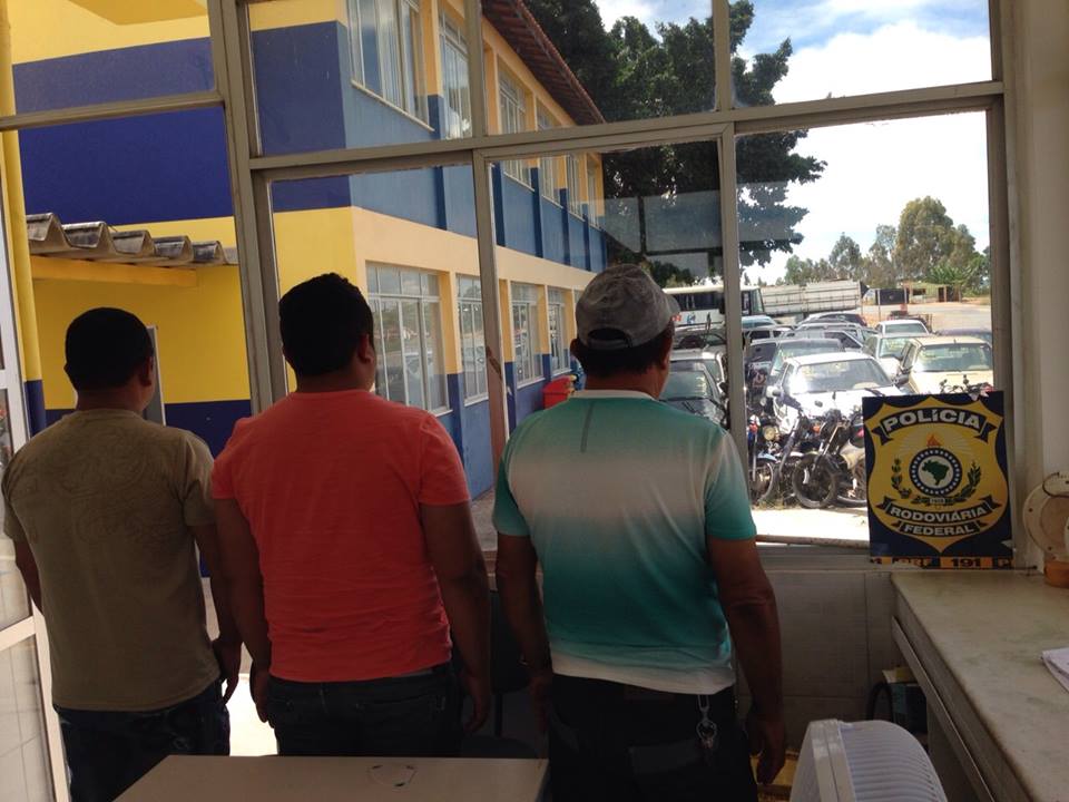 Foragidos da justiça são presos na BR-242