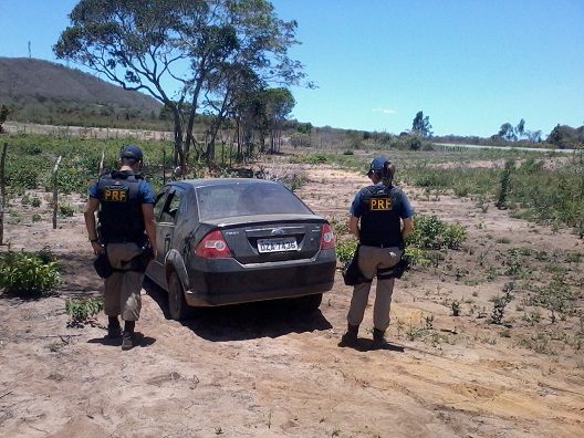 PRF recupera veículo roubado abandonado às margens da BR 242