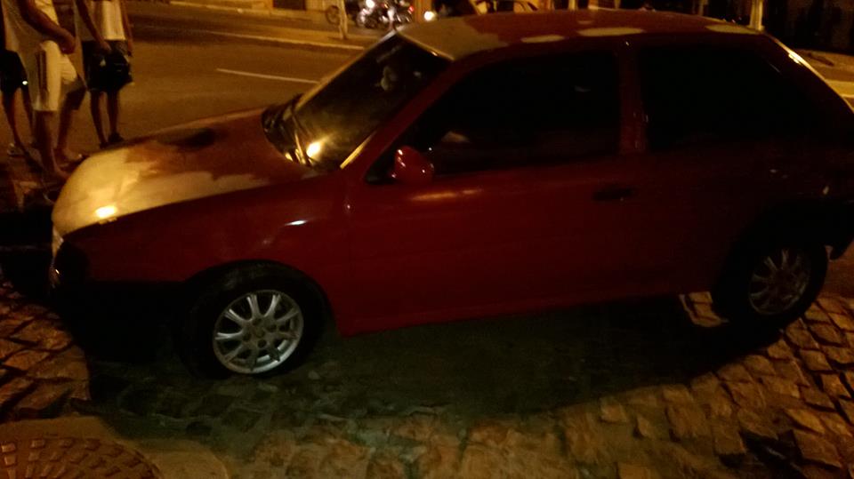 Veiculo perde controle e atravessa canteiro da Avenida Ruy Barbosa