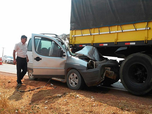 Carro entra embaixo de carreta e três da mesma família ficam feridas na BR-242