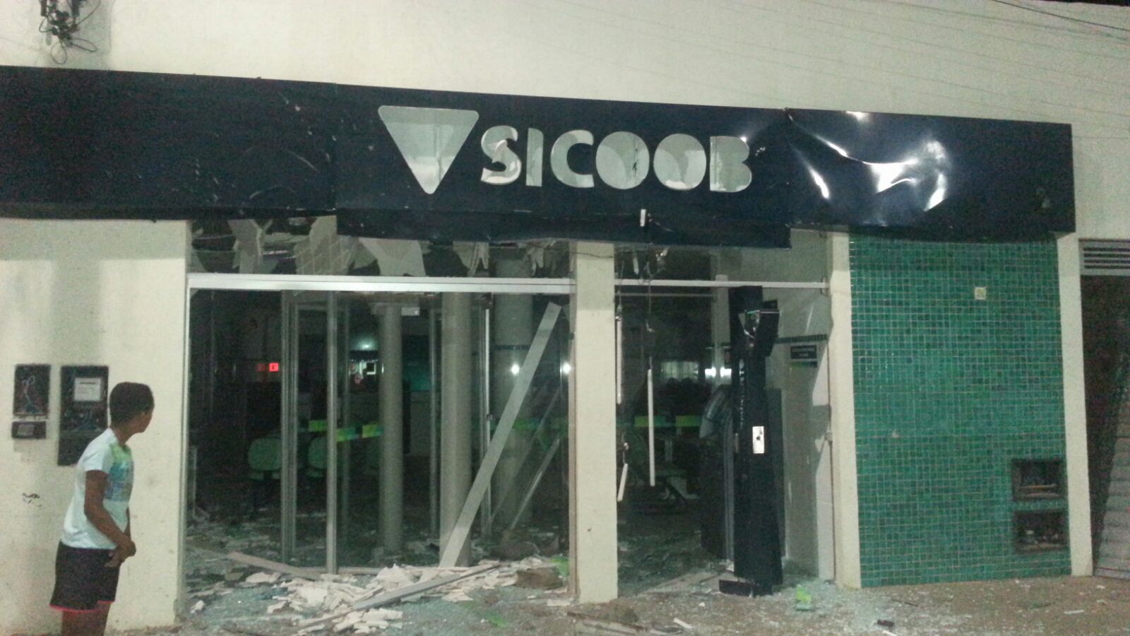 Bandidos explodem duas agencias bancárias em Boa Vista do Tupim