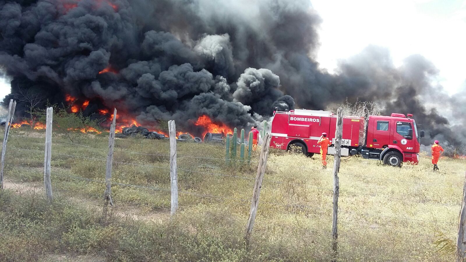 Bombeiros combate incêndio em depósito de pneus em Itaberaba