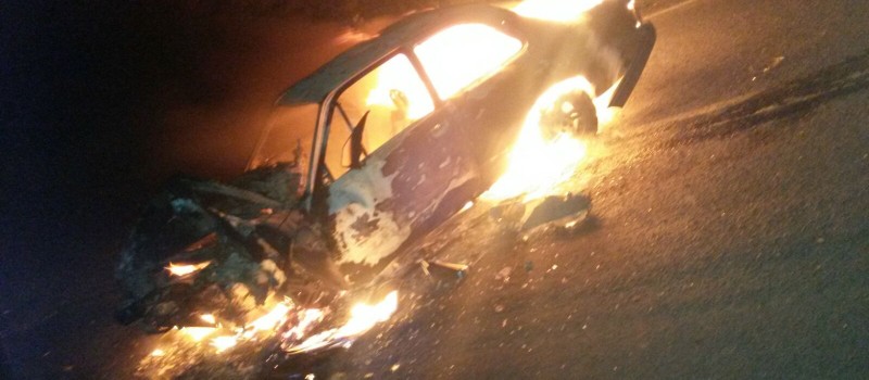 Carro pega fogo após acidente em Ruy Barbosa