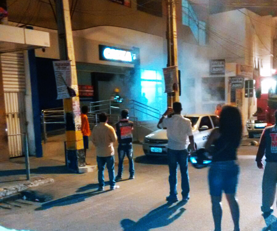 Grande quantidade de fumaça toma conta da Agência Bancária em Itaberaba