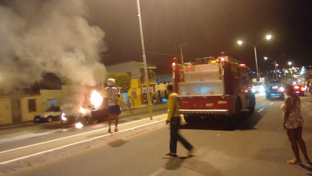 Carro pega fogo na Luiz Viana Filho em Itaberaba