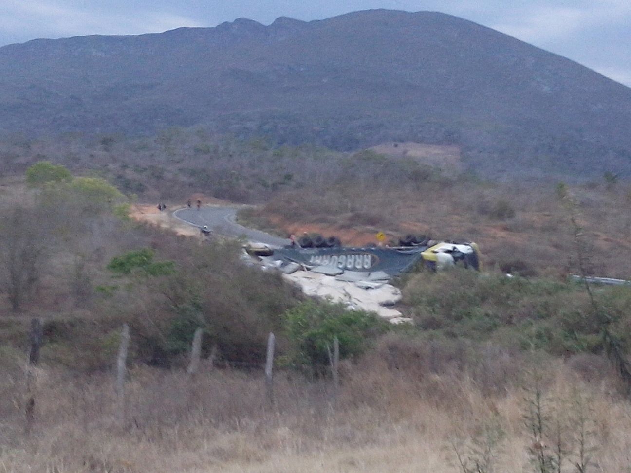 Carreta tomba na BA-46 entre Ruy Barbosa e Itaberaba