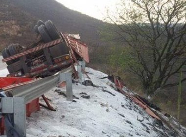 Carreta com ureia tomba na BR-242