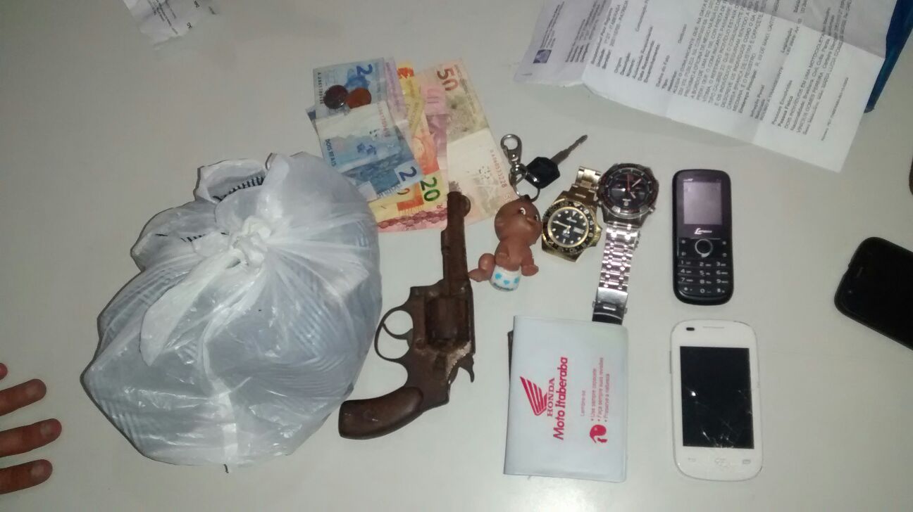 Dois homens são presos com revolver em Itaberaba