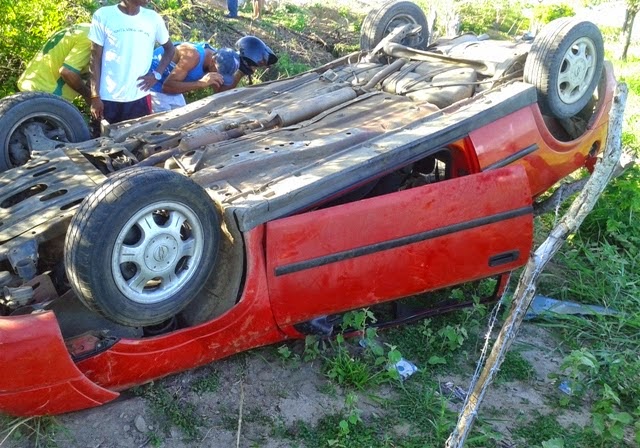 Carro capota na BA-130, trecho que liga Várzea da Roça a Mairi