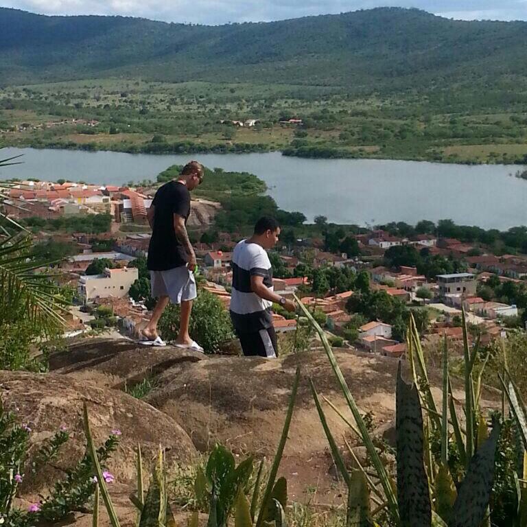 Cantor Igor Kannário visita ponto turístico em Itaberaba