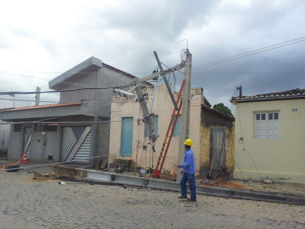 Poste da Coelba se arrebenta em itaberaba durante serviços de substituição