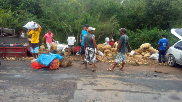 Carreta tomba na BA-130, rodovia que liga Ruy Barbosa a Macajuba