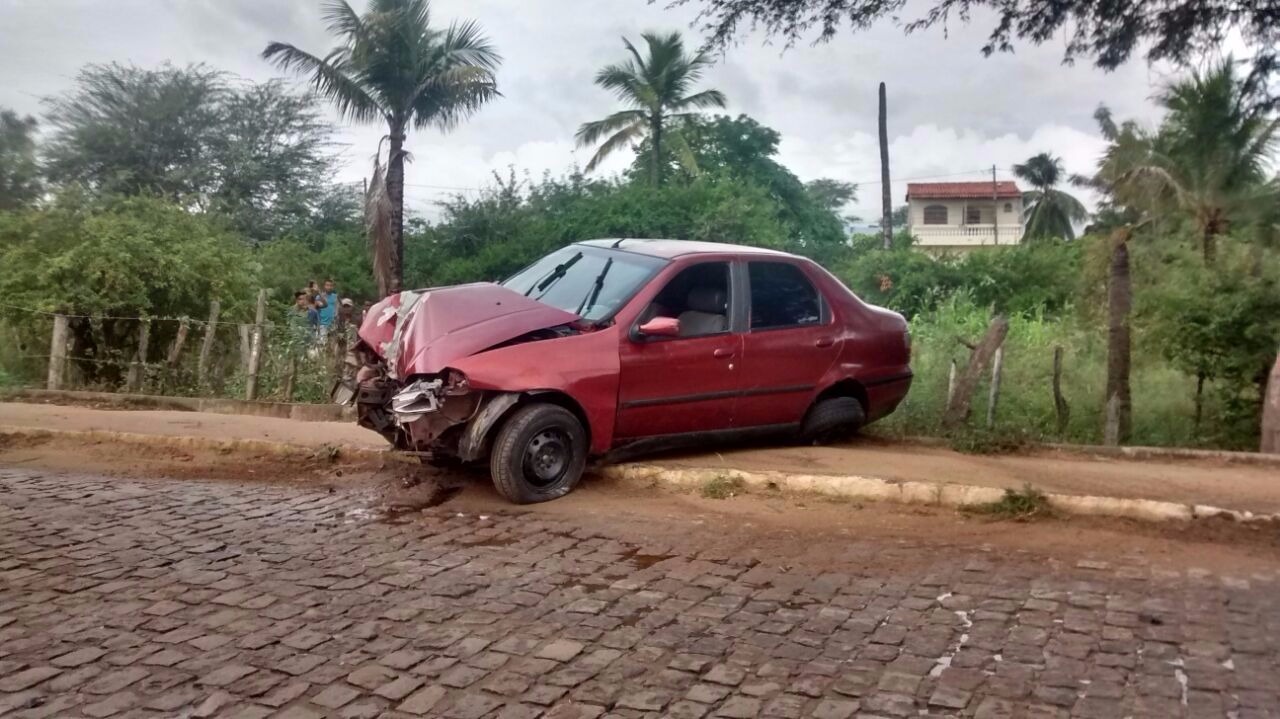 Veiculo bate em poste na rua da Palmeira, em Itaberaba