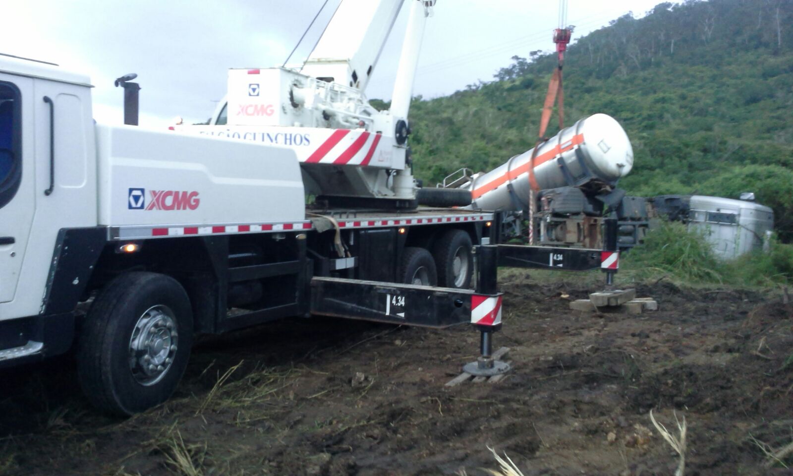 Caminhão carregado de álcool tomba na BR-242 em Itaberaba