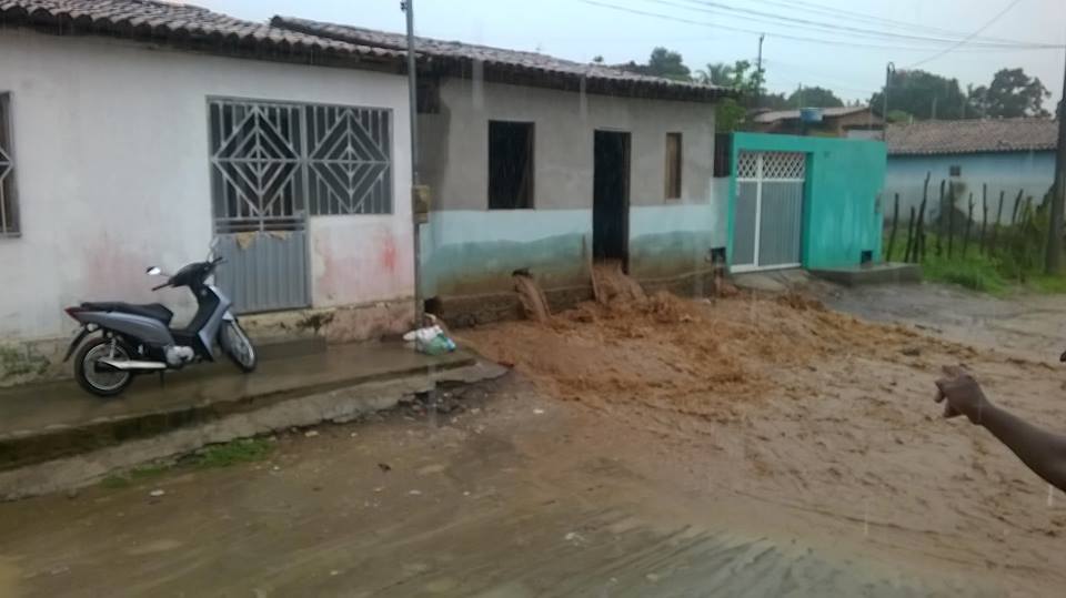 No Campo do Governo, casas são invadidas pela água