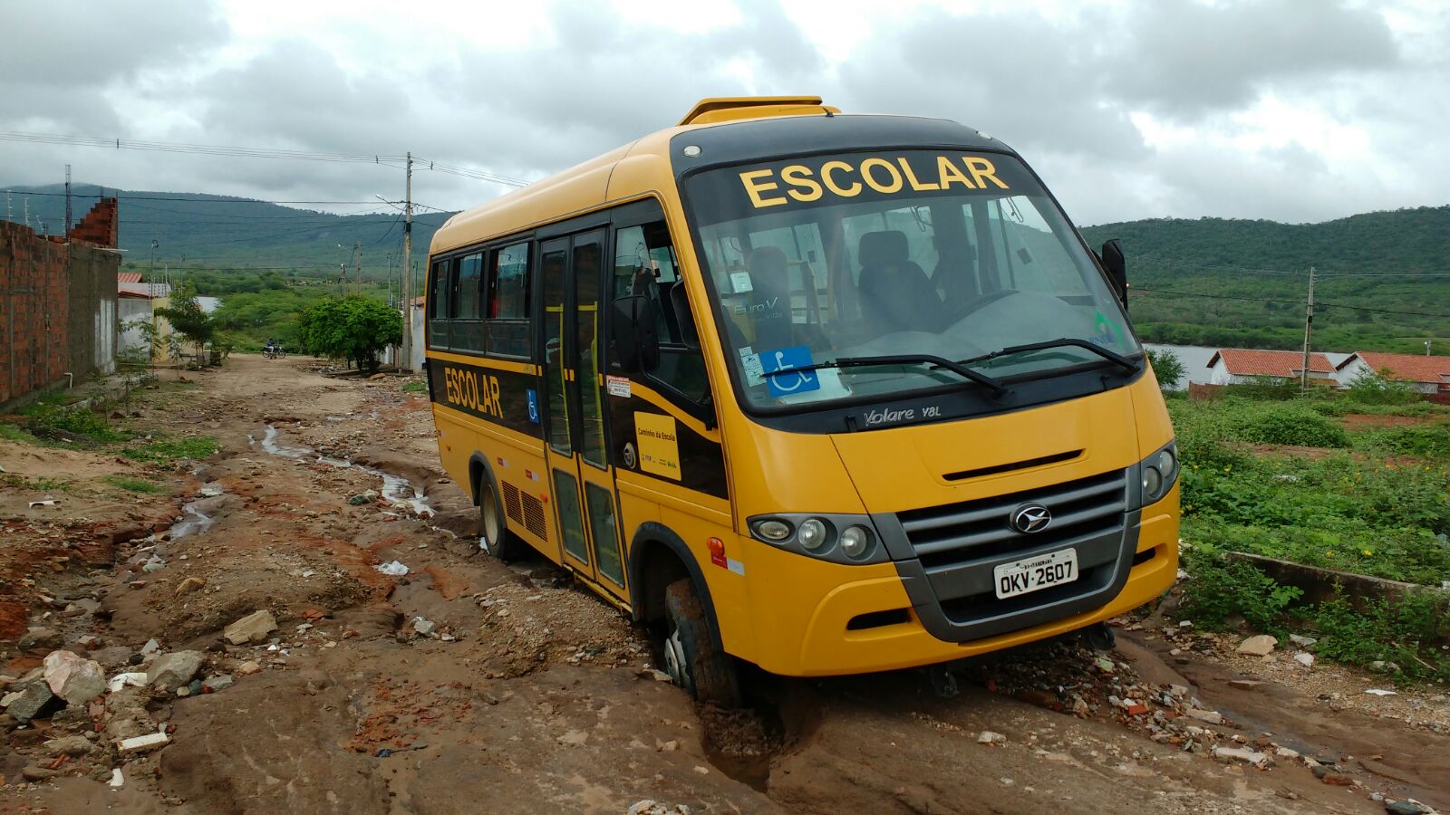 Ônibus escolar cai em cratera no parque das águas em Itaberaba