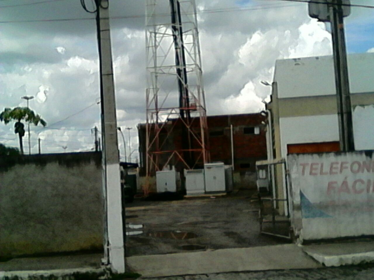 Cratera ao lado da torre da OI provoca pânico em Itaberaba
