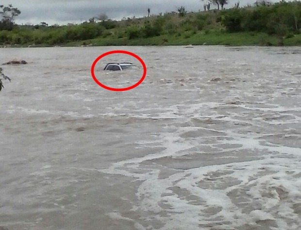 Motorista desaparece após carro ser arrastado por correnteza de rio em Ipirá