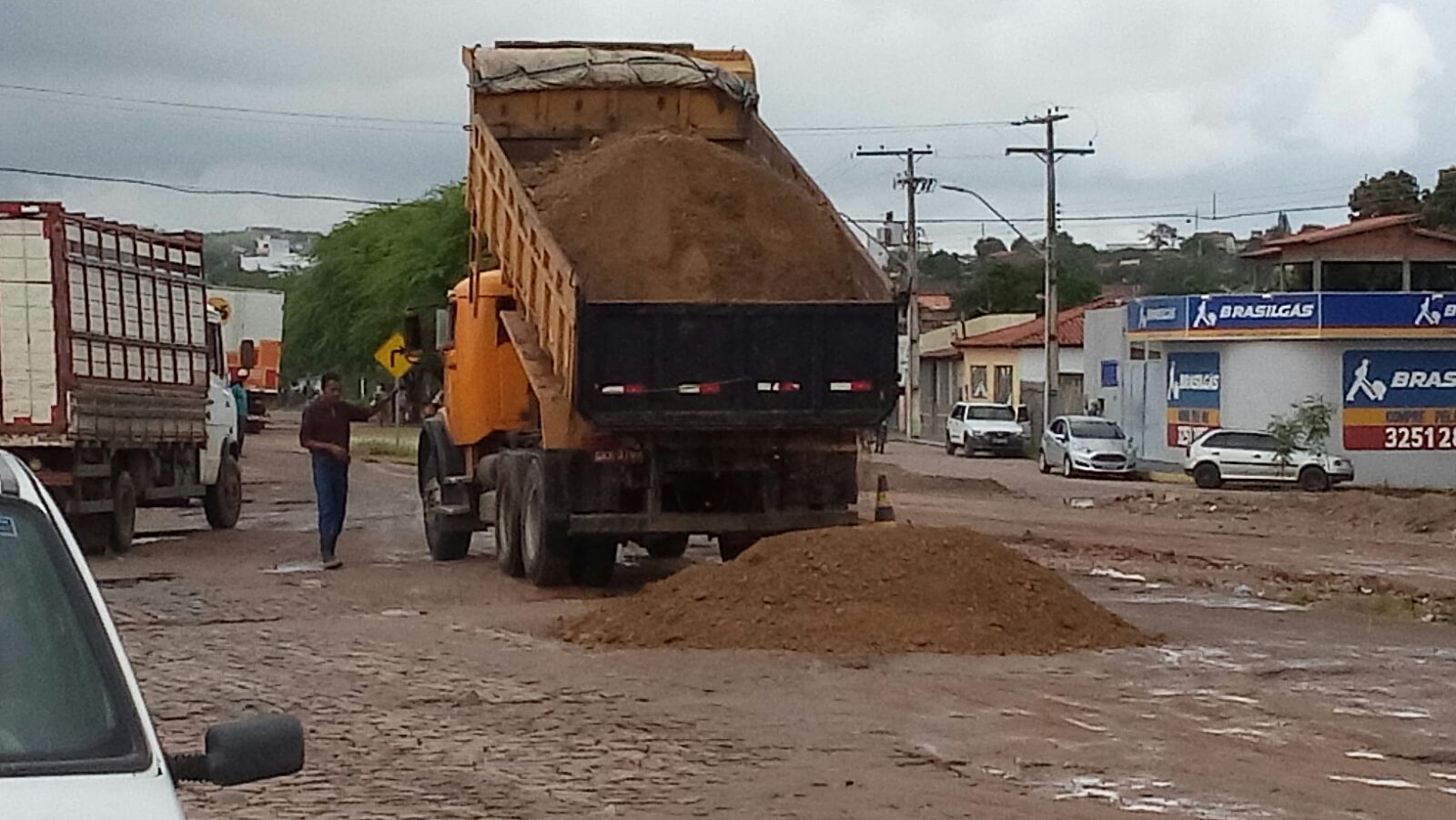 Prefeitura alivia situação na BA-046 em frente à Coelba