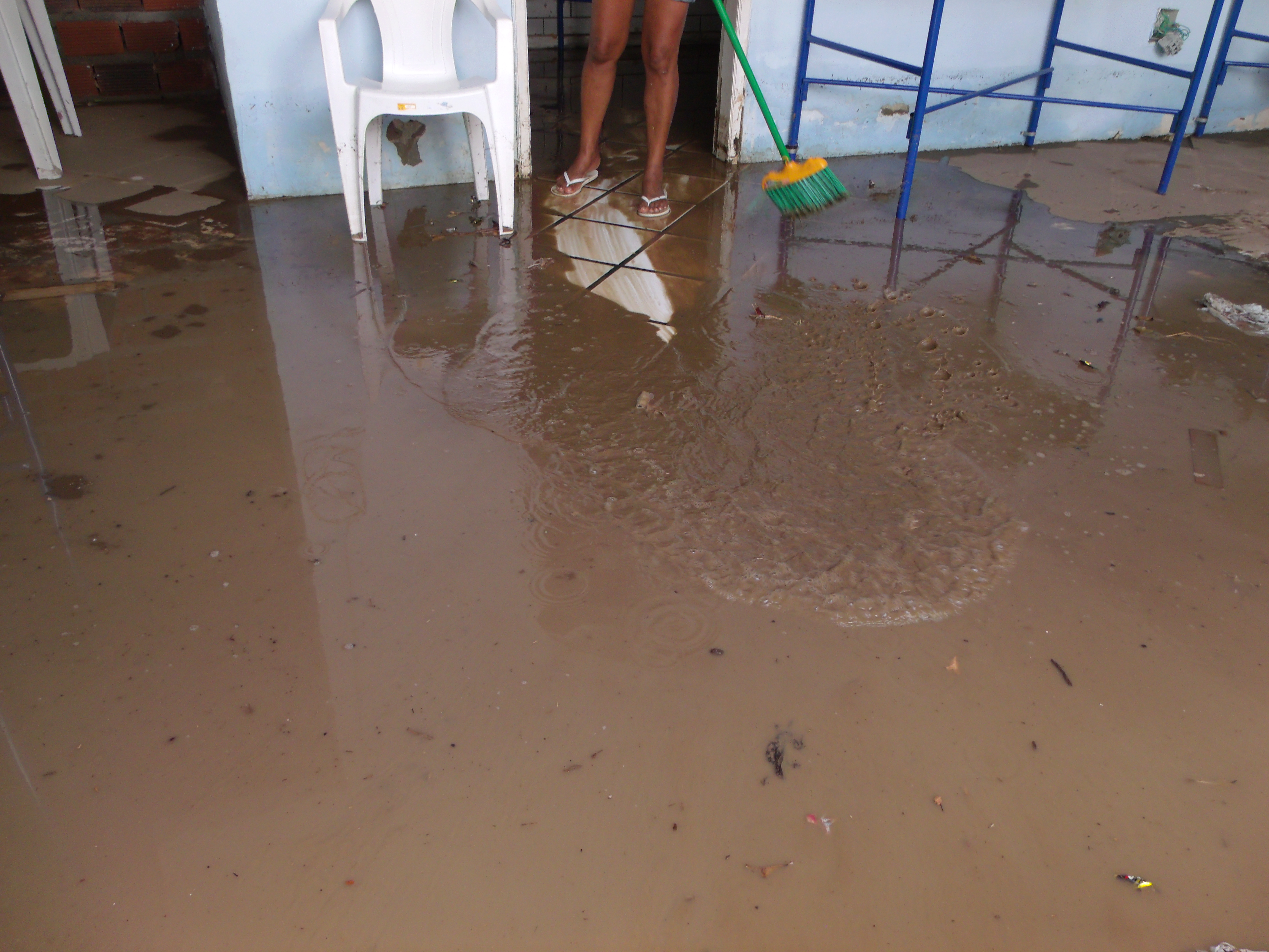 Várias ruas estão destruídas em Itaberaba