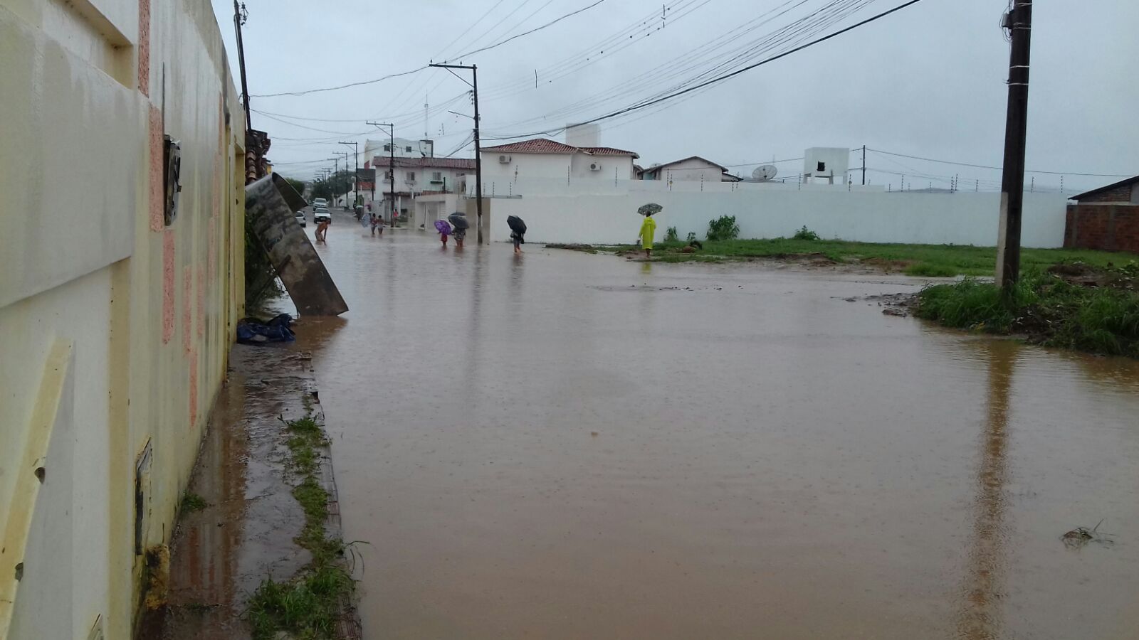 Rua Joel Presidio se transforma em rio em Itaberaba