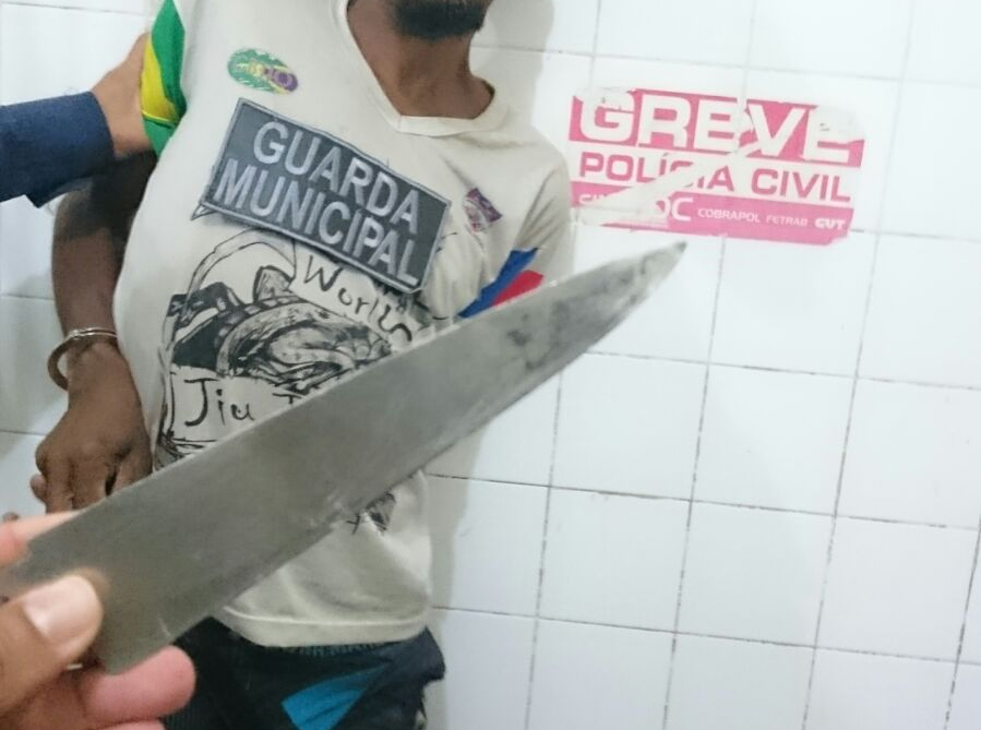 Guarda Municipal prende homem com faca na JJ Seabra