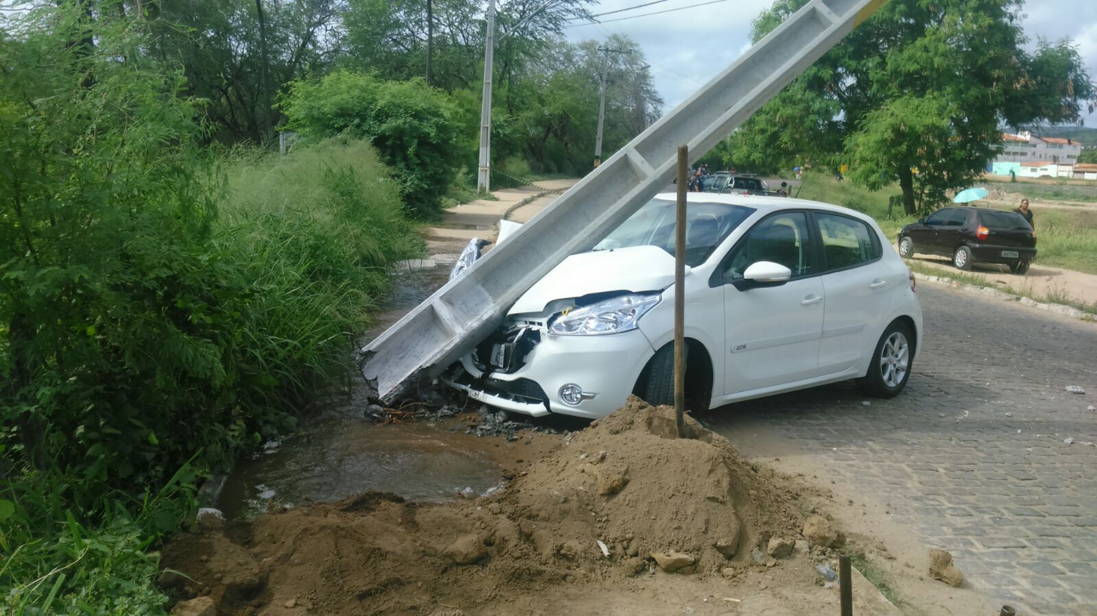 Carro bate em poste na rua da Palmeira em Itaberaba
