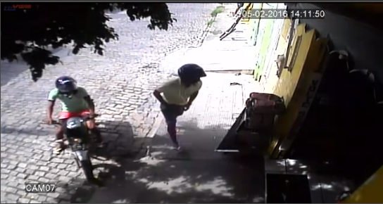 Vídeo: Bandidos armados assaltam mercadinho em Itaberaba