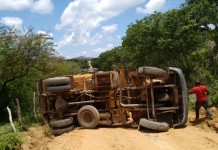 Caminhão carregado de areia tomba na zona rural de Itaberaba