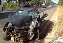 Carros batem de frente e 3 pessoas ficam feridas na BR-242