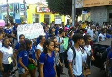 Estudantes botam a cara no sol e cobram salários atrasados de servidores em Itaberaba