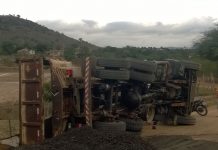 Caminhão tomba no Sem Teto em Itaberaba