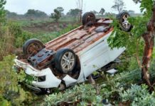 Motorista perde controle da direção e carro capota na BR-242