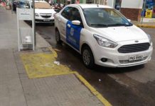 Carro da Prefeitura de Itaberaba é flagrado obstruindo rampa de acessibilidade