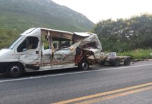Acidente entre van e carreta deixa quatro mortos na BR-242