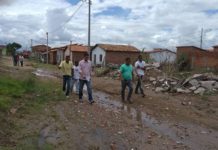 Prefeito bota o pé na lama e visita bairros após chuvas em Itaberaba