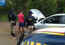 Ação da PRF na BR-242 em Lençóis apreende carro roubado