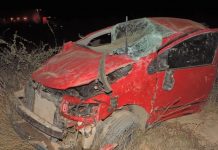 Carro que ia para velório capota após atropelar carneiro na BR-242
