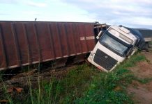 Acidente entre trem e carreta interdita BR-242