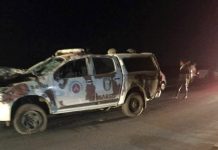 Pai e filho morrem em acidente envolvendo moto e viatura da PM na BA-052