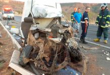 Homem morre após batida entre carro e carreta na BR-242