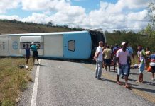 Ônibus da EMTRAM tomba entre as cidades de Piritiba e Mundo Novo